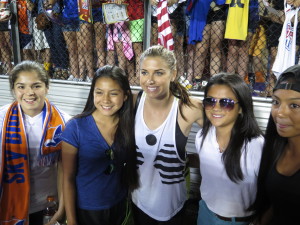 Alex Morgan posing with fans 